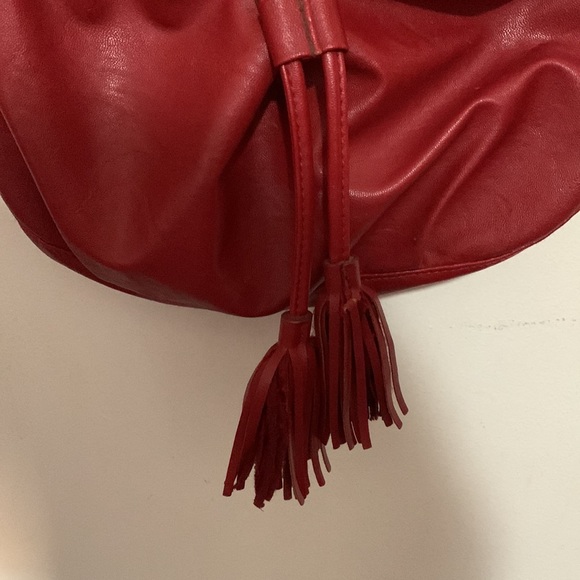 Red faux leather cross body tassel handbag - Picture 3 of 6